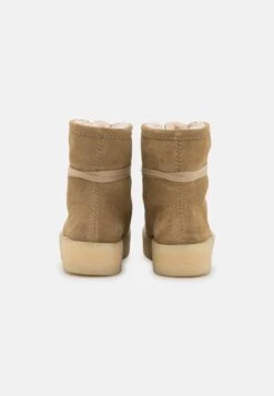 Clarks Originals Wallabeecup Hi - Snowboots- Light Tan -Clarks 02b17c99e3bd4967b7dfc270e6aa6b9c