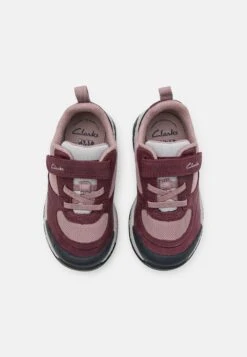Clarks Steggystride- Sneakers Laag - Berry -Clarks 0bb879437d6e4b6d8f15b398771aa907
