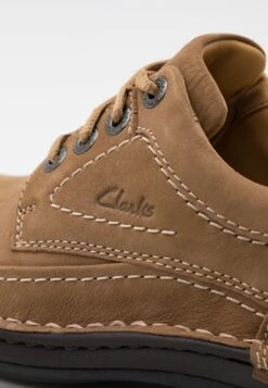 Clarks Nature Three - Sportieve Veterschoenen - Dark Sand -Clarks 2c41f2ab107044d48ac734f17f39e3cc