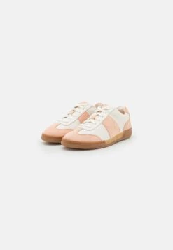 Clarks Match - Sneakers Laag - Pale Peach -Clarks 38d46ff192384af88f8f2dcb1dac6a46