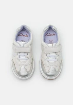 Clarks Fawn Family- Sneakers Laag - White Metallic -Clarks 4637bf7ebbc14f858bdfbac66c72d70a