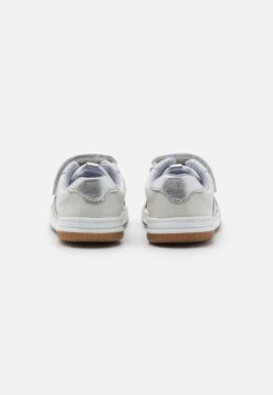 Clarks Fawn Family- Sneakers Laag - White Metallic -Clarks 5026ff18621245b89d5db507a44741d5