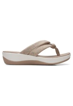 Clarks Arla Kaylie 2-D - Teensandalen - Beige -Clarks 677d6a38eabd49b280f69e7c4356cf96