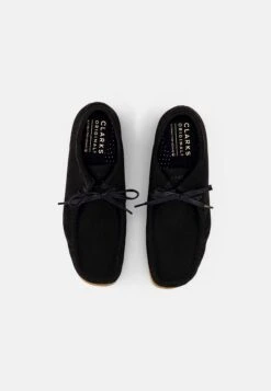 Clarks Originals Wallabee - Sportieve Veterschoenen - Black Vegan 15 Clarks Originals Wallabee - Sportieve Veterschoenen - Black Vegan -Clarks 6ee2e6498c4a4b2b96e1a3b70d188dfe