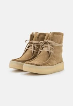 Clarks Originals Wallabeecup Hi - Snowboots- Light Tan -Clarks 8bd18f5dd3fb4129bd840a7212de7de6