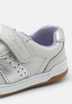 Clarks Fawn Family- Sneakers Laag - White Metallic -Clarks 9aff0a7d1bee4879811d318f3cc8c212