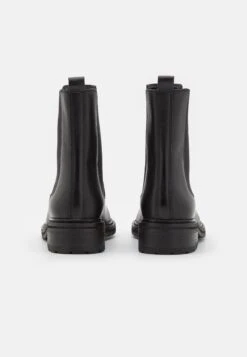 Clarks Tilham Chelsea - Korte Laarzen - Black -Clarks 9da2bef0b57c4b82873c70bc0977f37d