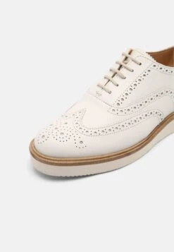 Clarks Baille Brogue - Veterschoenen - White -Clarks a164ccf585964a47a073ae3e2a82b3f2