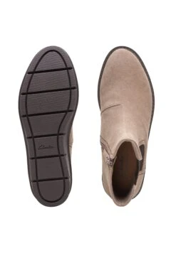 Clarks Airabell MoveD - Korte Laarzen - Beige -Clarks c6e244f306ee42ea9f3ba73f09aaf62f