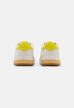 Clarks Craftcourtlace - Sneakers Laag - White 10 Clarks Craftcourtlace - Sneakers Laag - White -Clarks ef46743f2b524253a39d3aa1b06ade5b
